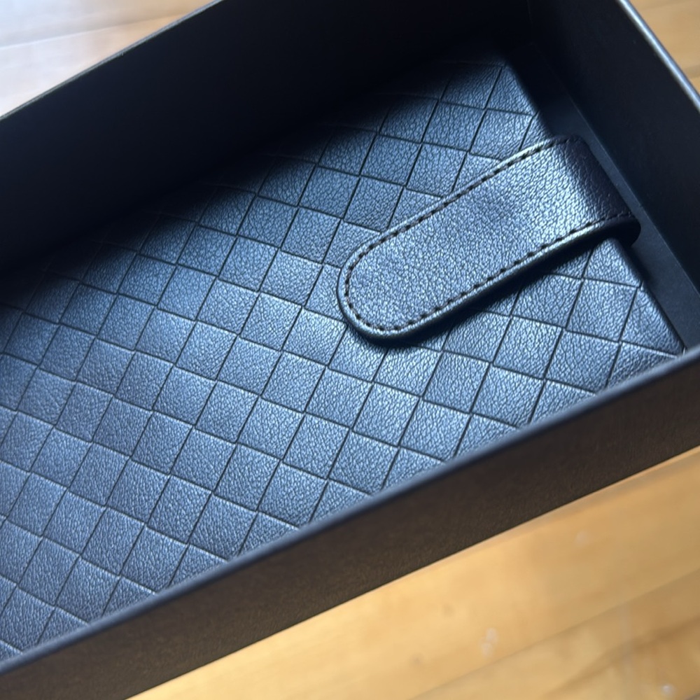 Bottega Veneta sunglasses case & box
Deep brown color - Picture 10 of 10